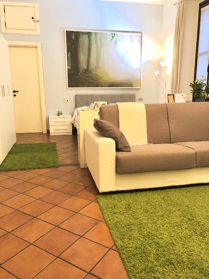 Large Studio Isola Apartment Milan Luaran gambar